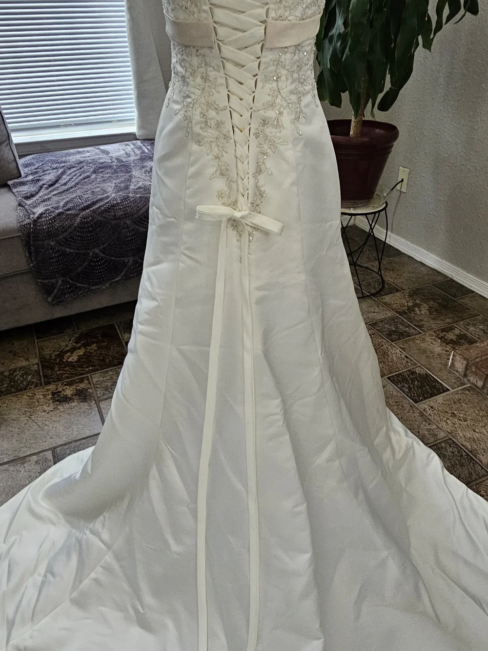 DAVID'S BRIDAL COLLECTION lace wedding dress with beaded metallic lace, size 6 - Picture 11 of 17